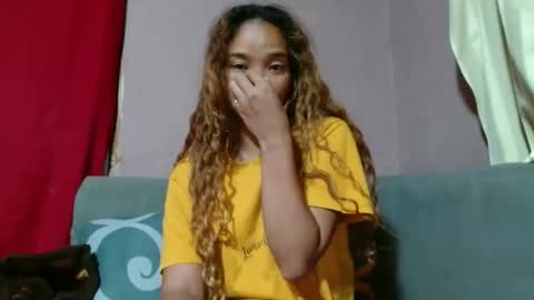 roxanne_98 online show from May 7, 2026, 10:48 pm