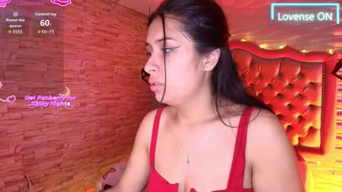 roxanne_han online show from November 16, 2025, 11:49 am