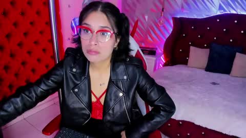 roxanne_han online show from April 22, 2026, 12:18 pm