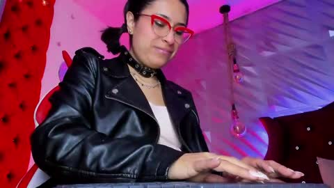 Snapshot of roxanne_han chatting on May 29, 2026, 12:14 pm roxanne_han online show from May 29, 2026, 12:14 pm