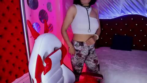 Snapshot of roxanne_han chatting on June 9, 2026, 12:06 pm roxanne_han online show from June 9, 2026, 12:06 pm