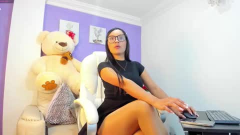 Snapshot of roxanneevans_ chatting on December 1, 2025, 4:50 am Roxanne evans Schedule 700 -1400GTM-5 online show from December 1, 2025, 4:50 am