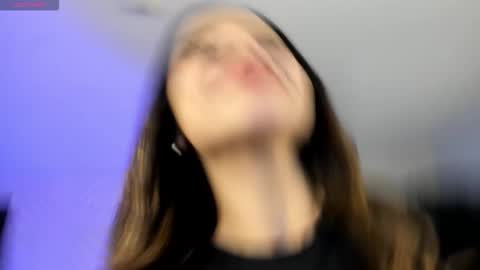 Roxanne Hill  online show from November 23, 2025, 5:57 pm