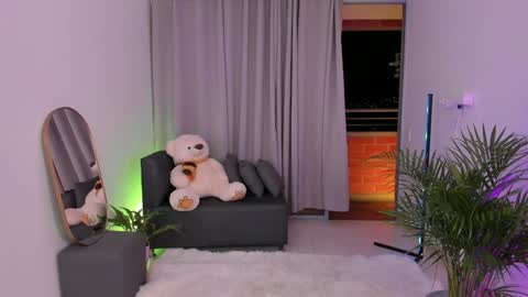 Snapshot of roxie_gates chatting on December 10, 2024, 11:19 pm R O X I E online show from December 10, 2024, 11:19 pm