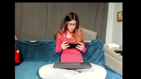 roxihazeleyes online show from January 5, 2025, 4:14 am