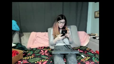 roxihazeleyes online show from January 29, 2025, 1:05 am