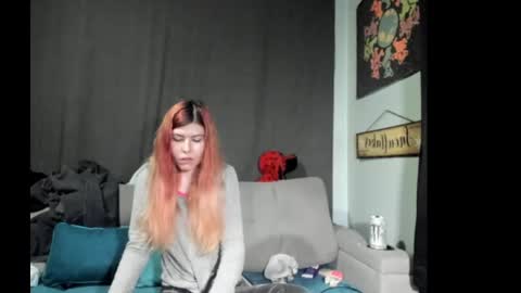 Snapshot of roxihazeleyes chatting on October 1, 2025, 1:06 pm roxihazeleyes online show from October 1, 2025, 1:06 pm