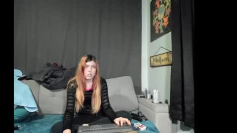 Snapshot of roxihazeleyes chatting on October 31, 2025, 3:29 am roxihazeleyes online show from October 31, 2025, 3:29 am