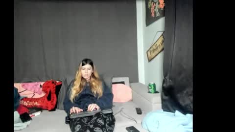 Snapshot of roxihazeleyes chatting on February 14, 2026, 9:50 am roxihazeleyes online show from February 14, 2026, 9:50 am