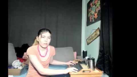 Snapshot of roxihazeleyes chatting on March 6, 2026, 6:43 am roxihazeleyes online show from March 6, 2026, 6:43 am