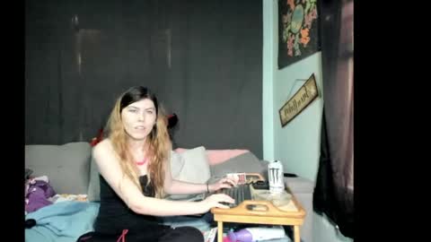 roxihazeleyes online show from April 28, 2026, 6:24 pm