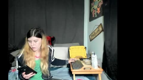 roxihazeleyes online show from May 13, 2026, 2:42 am