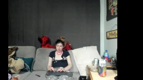 roxihazeleyes online show from June 8, 2026, 1:28 am