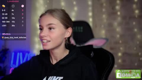 Snapshot of roxxxie_reid chatting on November 6, 2025, 9:26 pm Roxieex ABBY online show from November 6, 2025, 9:26 pm