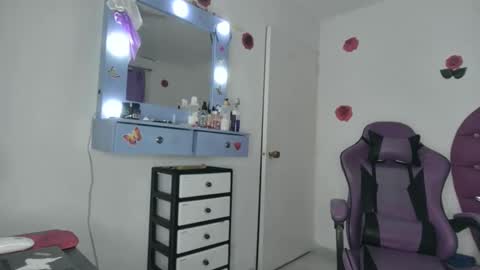 Snapshot of roxy_lu_07 chatting on April 8, 2026, 2:11 am Roxy online show from April 8, 2026, 2:11 am