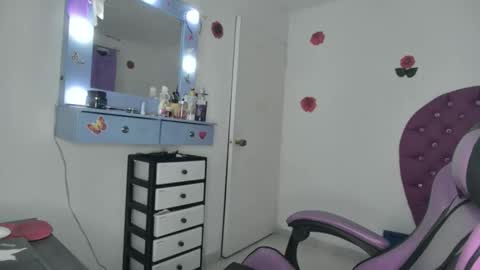 Snapshot of roxy_lu_07 chatting on April 22, 2026, 2:25 am Roxy online show from April 22, 2026, 2:25 am