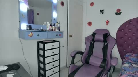 Roxy online show from June 17, 2026, 1:52 am