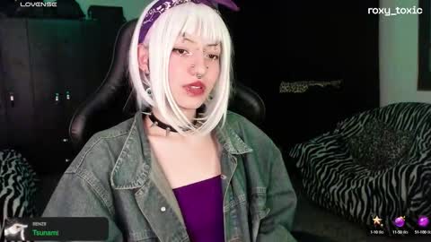 Snapshot of roxy_toxic chatting on October 8, 2025, 1:36 am Roxy Independient model Help me to reach 50 thumbs up online show from October 8, 2025, 1:36 am