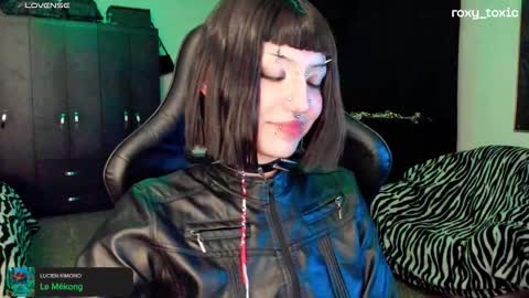 Snapshot of roxy_toxic chatting on October 15, 2025, 1:39 am Roxy Independient model Help me to reach 50 thumbs up online show from October 15, 2025, 1:39 am