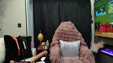 Snapshot of roxydiamonde chatting on October 24, 2025, 12:01 pm Roxy Diamonde online show from October 24, 2025, 12:01 pm