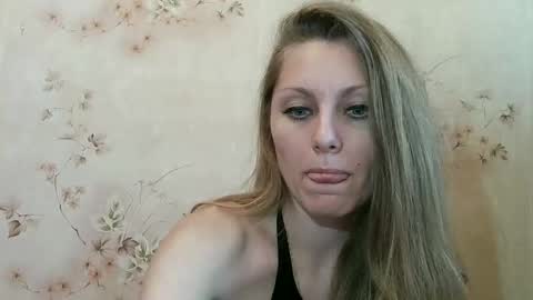 Snapshot of roxyfox18x01 chatting on February 11, 2026, 10:09 am roxyfox18x01 online show from February 11, 2026, 10:09 am