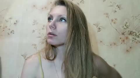 Snapshot of roxyfox18x01 chatting on February 19, 2026, 8:05 pm roxyfox18x01 online show from February 19, 2026, 8:05 pm