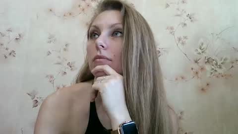 Snapshot of roxyfox18x01 chatting on March 5, 2026, 9:27 am roxyfox18x01 online show from March 5, 2026, 9:27 am