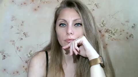 roxyfox18x01 online show from May 6, 2026, 6:30 am