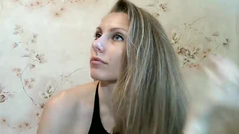 roxyfox18x01 online show from June 11, 2026, 7:28 am
