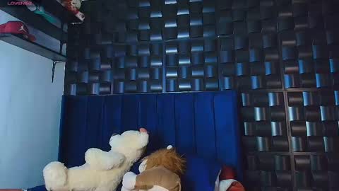 Snapshot of roy_barney chatting on October 18, 2025, 7:25 pm ANTONIO online show from October 18, 2025, 7:25 pm