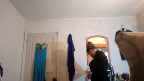 rraineonme online show from April 30, 2026, 4:41 am
