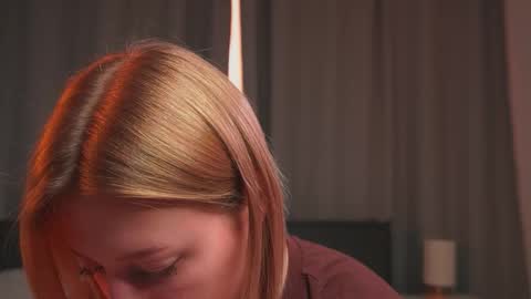 Mila online show from November 21, 2025, 4:22 am