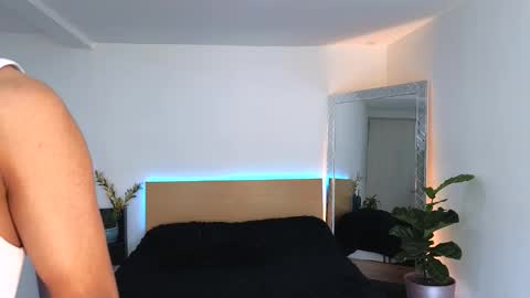  R U S S E L L  online show from September 15, 2025, 7:36 pm