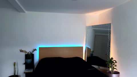  R U S S E L L  online show from September 19, 2025, 1:12 pm