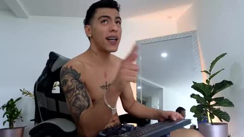  R U S S E L L  online show from September 28, 2025, 1:49 pm