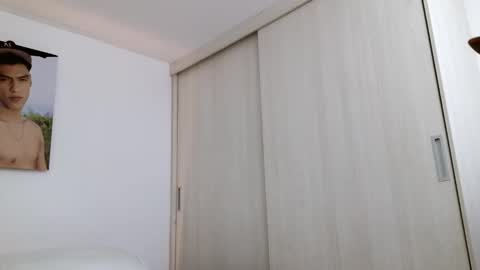  R U S S E L L  online show from November 5, 2025, 11:54 am