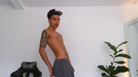  R U S S E L L  online show from November 8, 2025, 1:33 pm