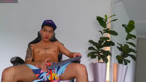  R U S S E L L  online show from November 18, 2025, 1:48 pm