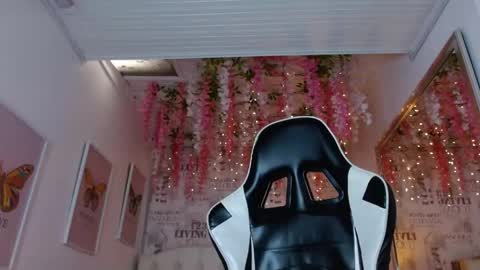 Snapshot of saara_martin chatting on April 28, 2026, 4:01 pm 1 online show from April 28, 2026, 4:01 pm