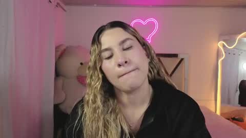 saaya_tay online show from May 7, 2026, 3:12 am