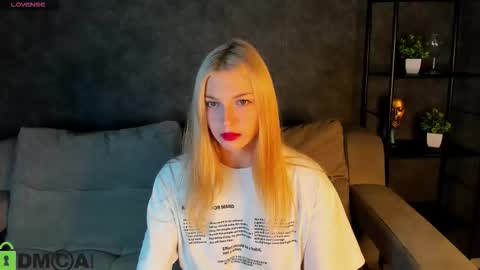 Snapshot of sabrina_moun chatting on October 18, 2025, 9:21 am sabrina_moun online show from October 18, 2025, 9:21 am