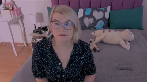 Sabrina MacMarren online show from December 8, 2024, 10:08 am