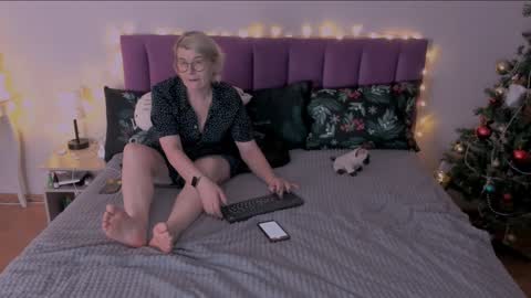 Sabrina MacMarren online show from December 19, 2024, 3:08 pm