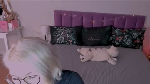 Sabrina MacMarren online show from December 28, 2024, 8:25 pm