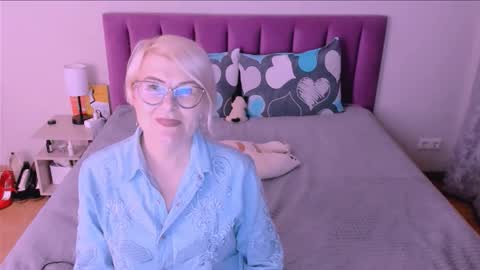 Snapshot of sabrinamacmarren chatting on October 1, 2025, 4:35 pm Sabrina MacMarren online show from October 1, 2025, 4:35 pm