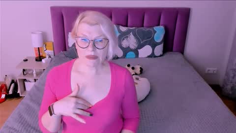 Snapshot of sabrinamacmarren chatting on October 2, 2025, 5:09 pm Sabrina MacMarren online show from October 2, 2025, 5:09 pm