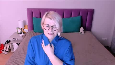 Sabrina MacMarren online show from November 6, 2025, 3:35 pm