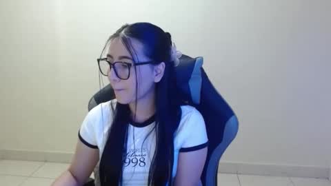 Snapshot of sahaliefox_ chatting on December 18, 2025, 8:04 pm Sahaliefox online show from December 18, 2025, 8:04 pm