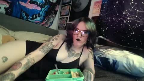 salemsslut online show from December 13, 2024, 3:32 pm