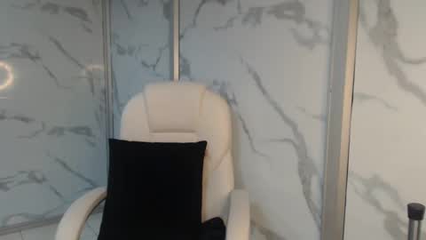 salmaportman_ online show from February 20, 2025, 10:05 am